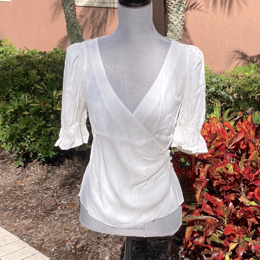 Cinq a sept flirty top sz SP ivory lovely detail 3/4 sleeve hidden button close